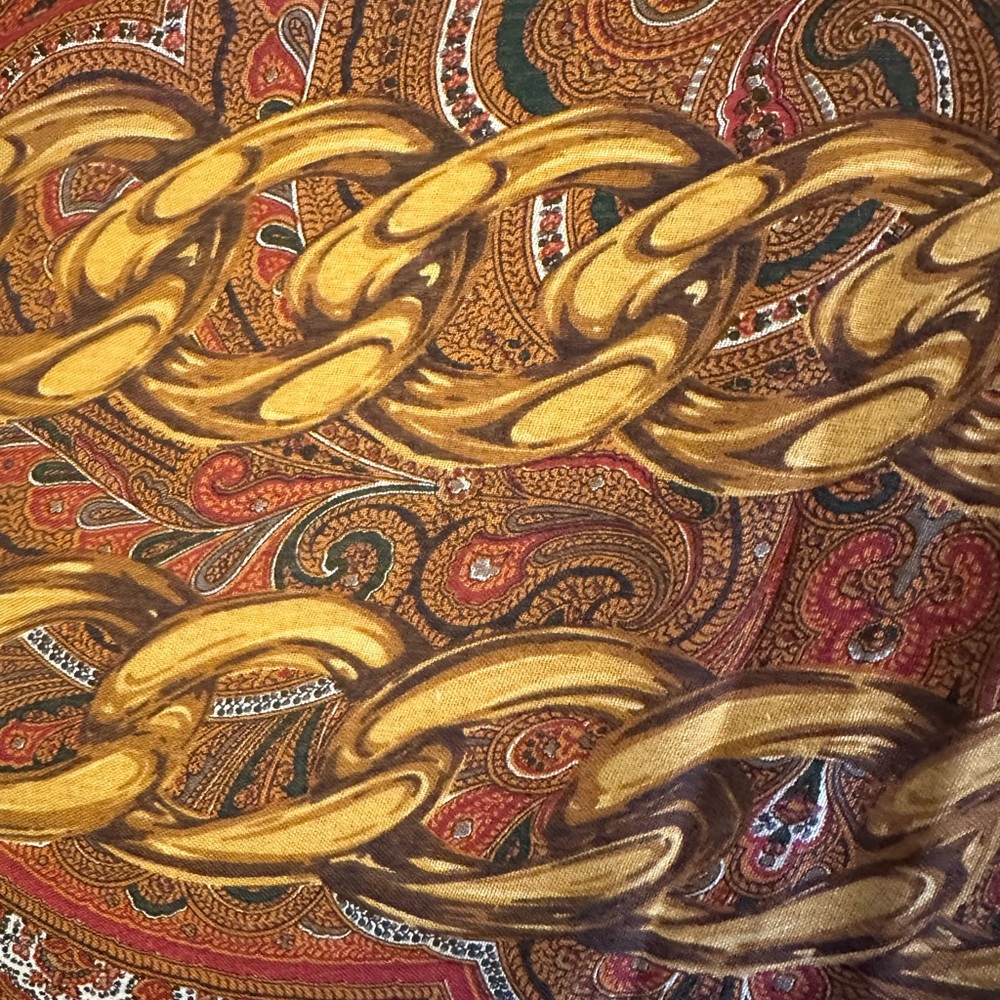 ✔️#81 Exceptionally beautiful Flawless Chanel Marama Shawl - Scarf 54” X 54” - Picture 6 of 9